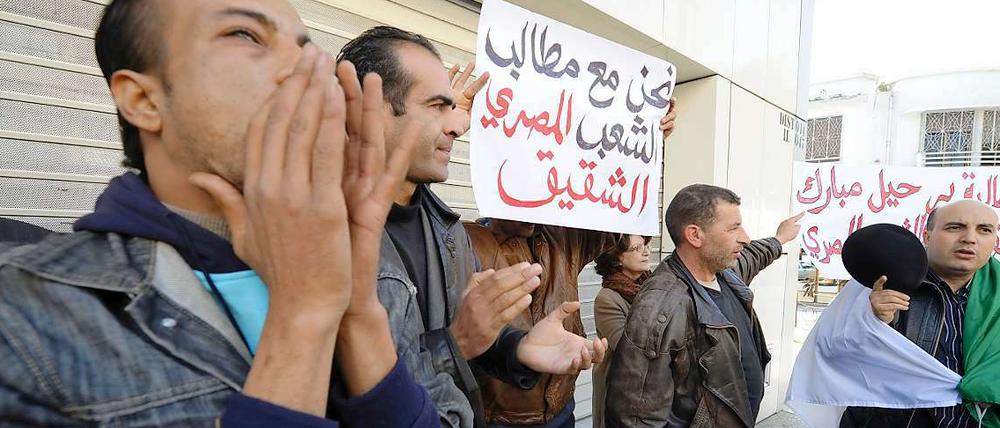 Oppositionelle in Algerien bereiten sich auf einen Protestzug vor.