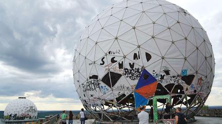 Die teils zerfetzten Antennenkuppeln sind der markante, weithin sichtbare Rest der früheren Spionagestation auf dem Teufelsberg.