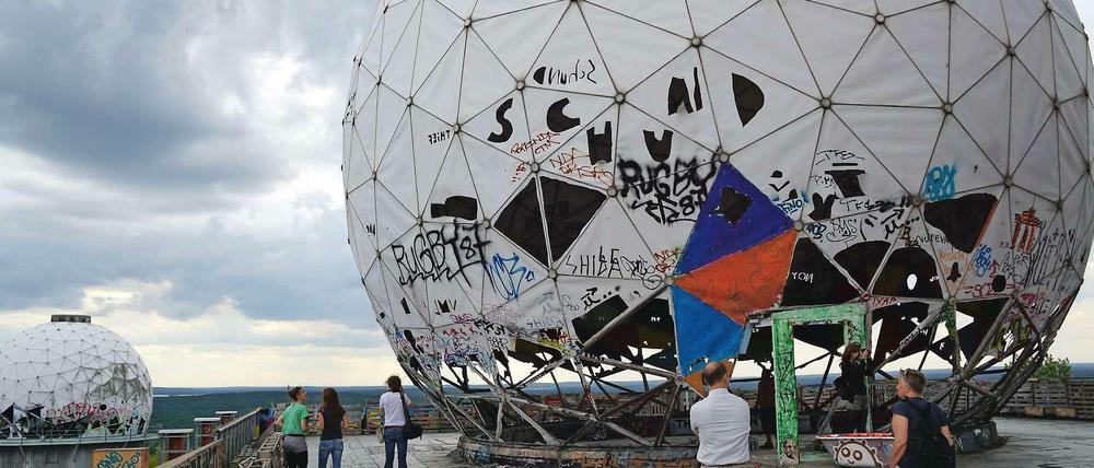 Die teils zerfetzten Antennenkuppeln sind der markante, weithin sichtbare Rest der früheren Spionagestation auf dem Teufelsberg.