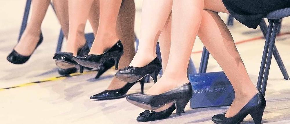 Karrierefrauen. Bisher gibt es bei der Deutschen Bank immerhin im Aufsichtsrat einen Anteil der Frauen von 30 Prozent. Das Foto entstand bei einer Hauptversammlung. Foto: dpa