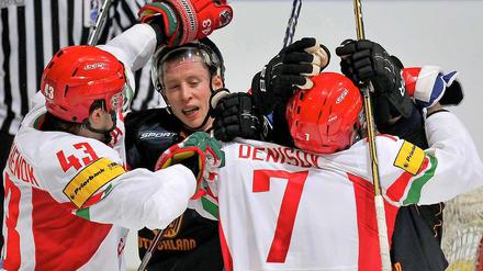 Schöne Einlage: Deutschlands Michael Wolf (2. v. l.) und Christoph Schubert (r.) im Clinch mit den Weißrussen Viktor Kastjuchonok (l.) und Alexandr Pavlovich.