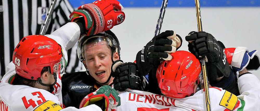 Schöne Einlage: Deutschlands Michael Wolf (2. v. l.) und Christoph Schubert (r.) im Clinch mit den Weißrussen Viktor Kastjuchonok (l.) und Alexandr Pavlovich.