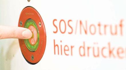 Nur Mut. Zeugen von Gewalt in Bahnhöfen brauchen oft nur einen Knopf zu drücken – und können damit Leben retten.