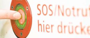 Nur Mut. Zeugen von Gewalt in Bahnhöfen brauchen oft nur einen Knopf zu drücken – und können damit Leben retten.