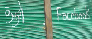 Im Schutz von Al Dschasira und Facebook schläft ein Demonstrant während der Proteste am Tahrir-Platz in Kairo. Foto: AFP