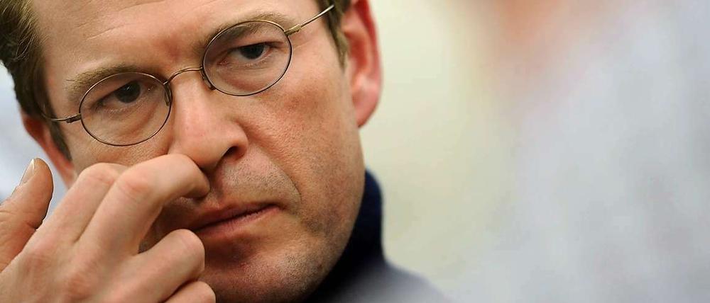 Verteidigungsminister Guttenberg gerät unter Druck, weil Teile seiner Doktorarbeit aus dem Jahr 2007 offensichtlich abgeschrieben sind. In dieser Bildergalerie zeigen wir Beispiele.