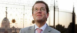 Abkupfern für den Doktortitel? Verteidigungsminister Guttenberg hat nach mehreren Bundeswehr-Affären ein Problem mehr: Er soll bei seiner Doktorarbeit Texte abgeschrieben haben, ohne das zu kennzeichnen.
