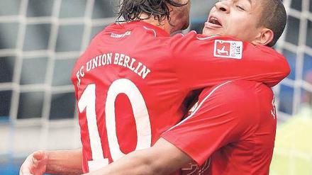 Der Schmerz des Torjägers. Chinedu Ede (r.) wird von Santi Kolk gefeiert. Foto: dpa