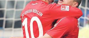 Der Schmerz des Torjägers. Chinedu Ede (r.) wird von Santi Kolk gefeiert. Foto: dpa