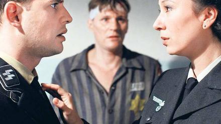 Im falschen Gewand. Moritz Bleibtreu, Georg Friedrich und Ursula Strauss.