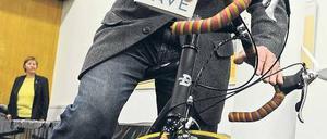 Einfach Täve. Radlegende Schur hält seine Autobiographie in der Hand. Foto: dpa