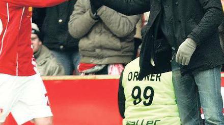 Handschlag mit dem Fußballbekloppten. Energies Trainer Claus-Dieter Wollitz versteht es, Talente wie Nils Petersen (links) für sich einzunehmen.
