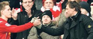 Handschlag mit dem Fußballbekloppten. Energies Trainer Claus-Dieter Wollitz versteht es, Talente wie Nils Petersen (links) für sich einzunehmen.