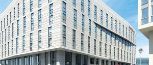 Mit heller Fassade: Am Südwestende des Entwicklungsgebiets soll bis 2013 Deutschlands größtes "Intercity-Hotel" entstehen. Neben 412 Zimmern der gehobenen Mittelklasse ist auch ein Restaurant, eine Lobbybar und acht Konferenzräume enthalten, dazu Platz für 70 Autos in der Tiefgarage. Die Investitionssumme wurde mit "erheblich mehr als 50 Millionen Euro" angegeben.