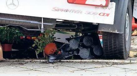 Amokfahrt. Mit 70 Stundenkilometern raste Wolfgang S. im November 2009 in den Blumenladen seiner Ex-Frau. Die damals schwer verletzte Verkäuferin klagt nun vor dem Sozialgericht – um zu erreichen, dass der Anschlag als Arbeitsunfall anerkannt wird. 