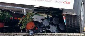Amokfahrt. Mit 70 Stundenkilometern raste Wolfgang S. im November 2009 in den Blumenladen seiner Ex-Frau. Die damals schwer verletzte Verkäuferin klagt nun vor dem Sozialgericht – um zu erreichen, dass der Anschlag als Arbeitsunfall anerkannt wird.