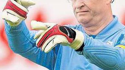 In der Verteidigung. Ein alter Sponsorenvertrag bringt Ärger für VW-Chef Martin Winterkorn. Sein Konzern ist Haupteigentümer des VfL Wolfsburg. 