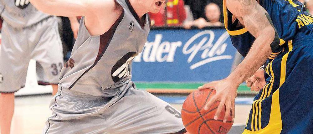 Pokalschreck. Quakenbrück um Johannes Strasser (l.) bezwang die Berliner, für die Julius Jenkins 23 Punkte erzielte. Foto: Nordphoto