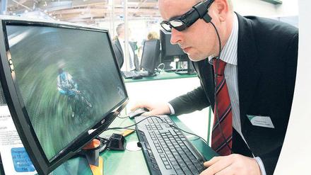 Von oben herab. Der obere Rand des Monitors sollte nicht auf Augenhöhe sein, sondern leicht darunter. Foto: ddp