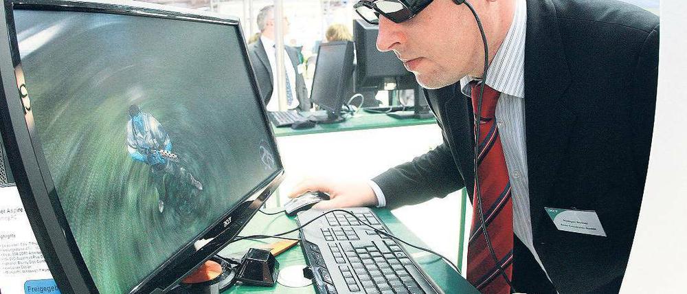 Von oben herab. Der obere Rand des Monitors sollte nicht auf Augenhöhe sein, sondern leicht darunter. Foto: ddp