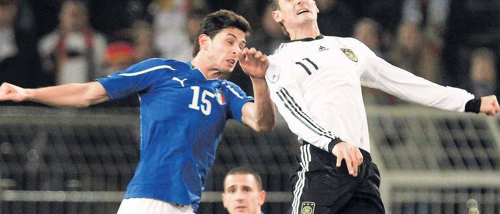 Im Einsatz. Miroslav Klose (r.) arbeitete gestern wieder viel für das Team. Foto: Reuters