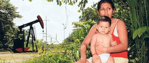 Im Urwald. Maria Eugenia Briceno und ihr Sohn leben in Lago Agrio in unmittelbarer Nähe der Ölquellen. Foto: Reuters