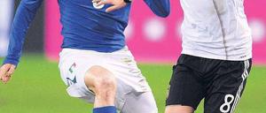 Hart am Ball. Mesut Özil (rechts) bereitete die deutsche Führung vor, musste dann aber den Ausgleich der Italiener um Giorgio Chiellini hinnehmen. ]Foto: AFP