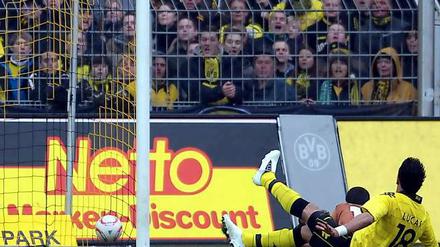 Vorfreude hinter'm Zaun: Dortmunds Fans sehen gebannt zu, wie Barrios das 1:0 erzielt.