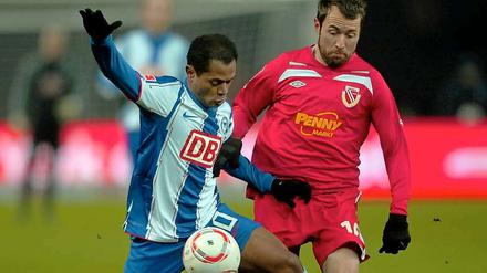 Raffael (links im Duell mit dem Cottbuser Marco Kurth) muss derzeit mit dem Training aussetzen.