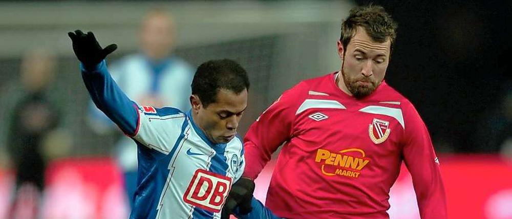 Raffael (links im Duell mit dem Cottbuser Marco Kurth) muss derzeit mit dem Training aussetzen.