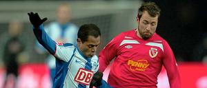 Raffael (links im Duell mit dem Cottbuser Marco Kurth) muss derzeit mit dem Training aussetzen.