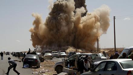 Libyens Machthaber Gaddafi setzt seine blutige Offensive gegen die Aufständischen fort. Die Rebellen leisten ihrerseits nach wie vor erbitterten Widerstand und kontrollieren weite Teile im Osten des Landes.