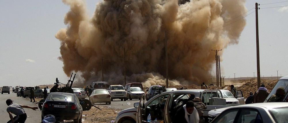 Libyens Machthaber Gaddafi setzt seine blutige Offensive gegen die Aufständischen fort. Die Rebellen leisten ihrerseits nach wie vor erbitterten Widerstand und kontrollieren weite Teile im Osten des Landes.