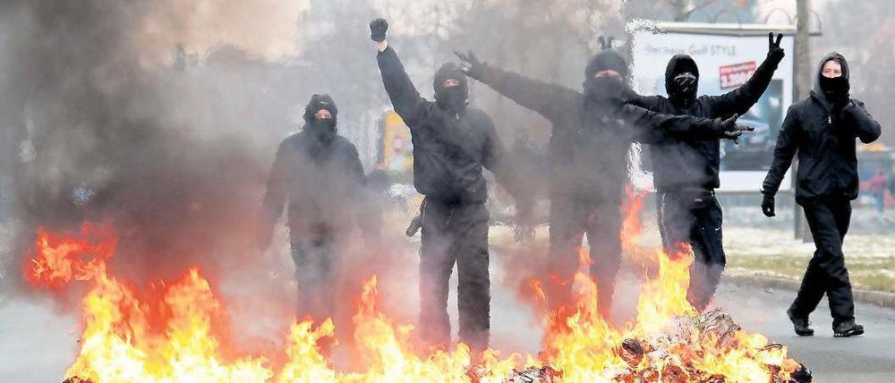 Linksextreme errichteten Barrikaden, setzten Müllcontainer in Brand und warfen mit Steinen auf Polizisten. Foto: dpa