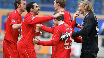 Unions Spieler jubeln nach dem Siegtor in Duisburg.