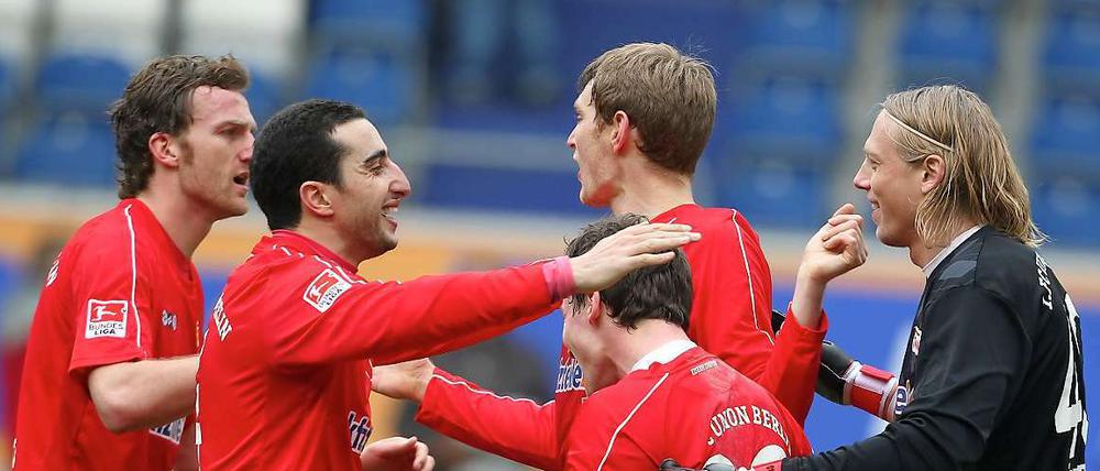 Unions Spieler jubeln nach dem Siegtor in Duisburg.