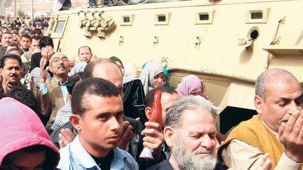 Im Gebet vereint. Auf dem Tahrir-Platz in Kairo haben Zehntausende die Vollendung ihrer Revolution verlangt – zwei Wochen nach Mubaraks Rücktritt. Foto: Peter Andrews/Reuters