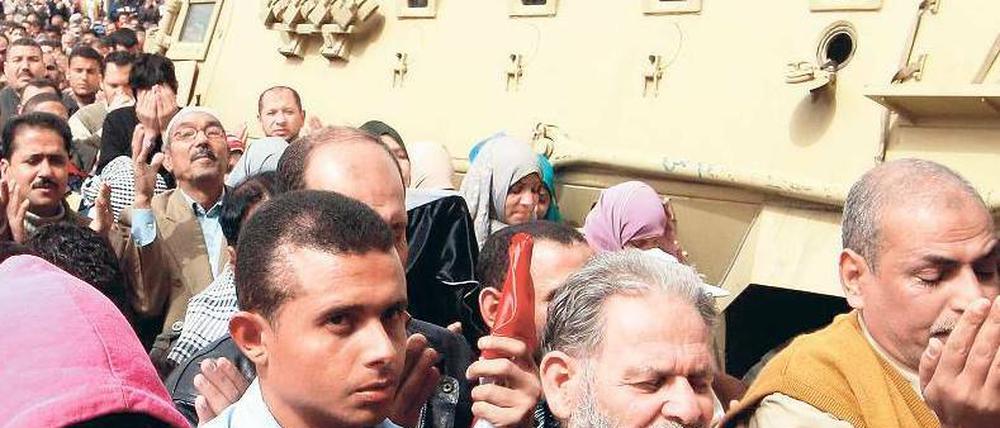 Im Gebet vereint. Auf dem Tahrir-Platz in Kairo haben Zehntausende die Vollendung ihrer Revolution verlangt – zwei Wochen nach Mubaraks Rücktritt. Foto: Peter Andrews/Reuters