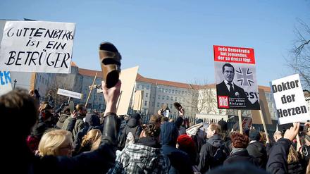 Die Demonstranten sind in ihrer Wortwahl nicht zimperlich. Der Verteidigungsminister wird als Betrüger bezeichnet.