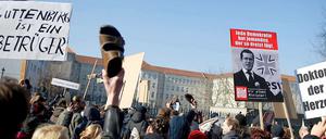 Die Demonstranten sind in ihrer Wortwahl nicht zimperlich. Der Verteidigungsminister wird als Betrüger bezeichnet.