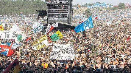 Die Hände zum Himmel. Gut 400 000 Musikfans, viele davon Touristen, besuchen jedes Jahr das Festival „Haltestelle Woodstock“ im polnischen Kostrzyn.