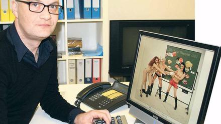 Wann ist es Erotik, wann Pornografie? Diese Frage stellt sich Manfred Rauch, der Jugendschutzbeauftragte von Beate Uhse TV, täglich. Wegen des ständigen Gestöhnes der „Frechen Früchtchen“ und anderer Darsteller sitzt er mittlerweile im Einzelbüro. 