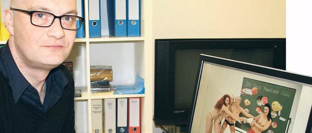 Wann ist es Erotik, wann Pornografie? Diese Frage stellt sich Manfred Rauch, der Jugendschutzbeauftragte von Beate Uhse TV, täglich. Wegen des ständigen Gestöhnes der „Frechen Früchtchen“ und anderer Darsteller sitzt er mittlerweile im Einzelbüro. 