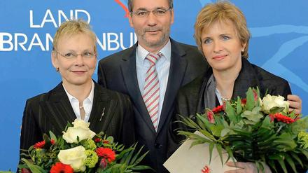 Ministerpräsident Platzeck mit seinen beiden neuen Kabinettsmitgliedern Sabine Kunst (li.) und Martina Münch.