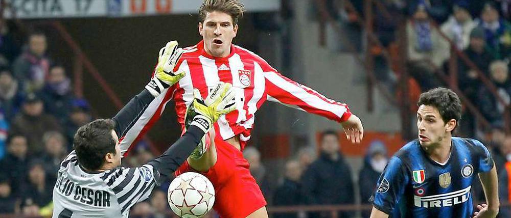 Mächtig was los vor dem Inter-Tor: Mario Gomez versucht den Ball an Mailands Torwart Julio Cesar (l.) vorbeizuspitzeln, Andrea Ranocchia sieht zu.