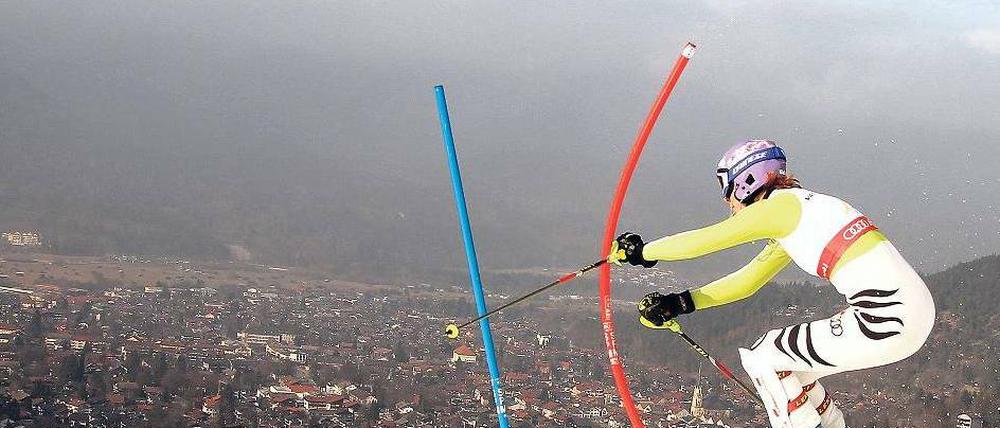 Stangentanz. Maria Riesch macht sich auf den Weg in ihren Heimatort Garmisch-Partenkirchen. Foto: dpa