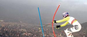 Stangentanz. Maria Riesch macht sich auf den Weg in ihren Heimatort Garmisch-Partenkirchen. Foto: dpa