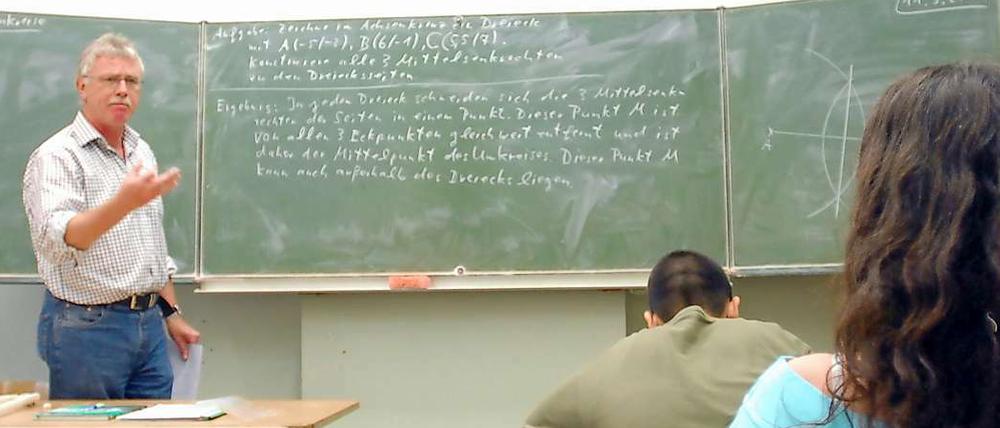 Neue Lehrer braucht das Land. Nun berät Berlin darüber, wie man für Bewerber attraktiv bleiben kann, obwohl Lehrkräfte hier nicht verbeamtet werden.