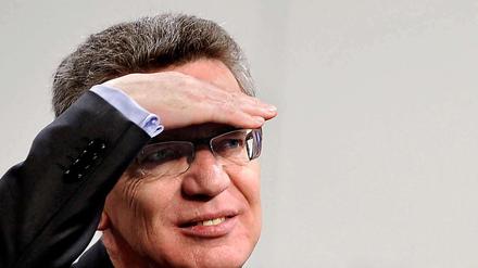 Vom Kanzleramts- zum Verteidigungsminister - mit der Zwischenstation Innenminister: Thomas de Maizière (CDU) wird Nachfolger des zurückgetretenen Karl-Theodor zu Guttenberg (CSU). Kanzlerin Merkel will ihn noch im Lauf des Mittwochs offiziell präsentieren. Das bedeutet, ein Posten im Kabinett ist offen, ein Platz der CSU nicht besetzt.