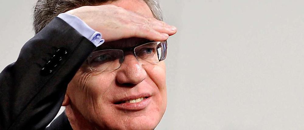 Vom Kanzleramts- zum Verteidigungsminister - mit der Zwischenstation Innenminister: Thomas de Maizière (CDU) wird Nachfolger des zurückgetretenen Karl-Theodor zu Guttenberg (CSU). Kanzlerin Merkel will ihn noch im Lauf des Mittwochs offiziell präsentieren. Das bedeutet, ein Posten im Kabinett ist offen, ein Platz der CSU nicht besetzt.